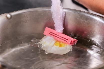Cocer los huevos 4 minutos a fuego medio, con el agua precalentada