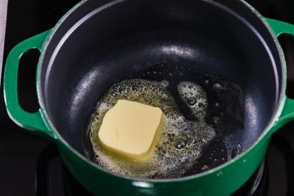 Derretir la mantequilla en una cacerola