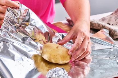 Envolver las patatas limpias en papel de plata