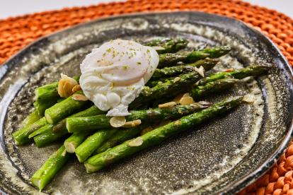 Espárragos verdes con almendras y huevo poché: manjar en la mesa