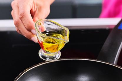 Poner aceite en una sartén