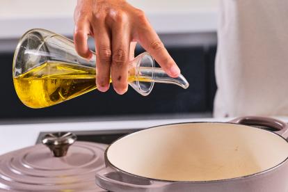 Añadir un poco de aceite de oliva a la cazuela par empezar con el sofrito