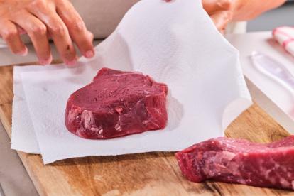 Secar la carne con papel de cocina