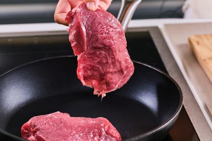 Poner la carne en la sartén bien caliente