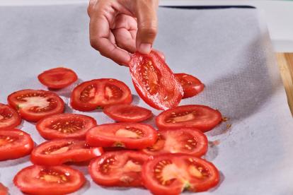 Colocar en una bandeja de horno tomates en rodajas