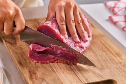 Cortar la carne en filetes finos