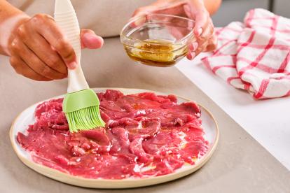 Pincelar la carne con la vinagreta