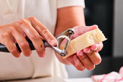 Cortar el queso con un paledor