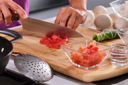 Cortar el tomate pelado y desechar las pepitas