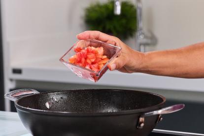 Añadir el tomate a la cebolla y seguir rehogando