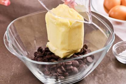 Derretir el chocolate con la mantequilla en el microondas