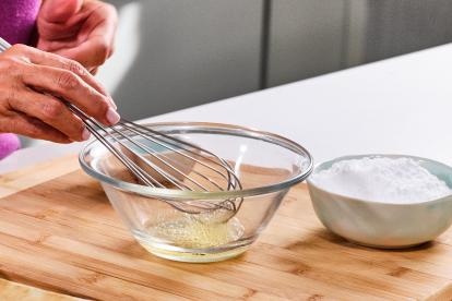 Añadir media clara de huevo a un bol para preparar la glasa
