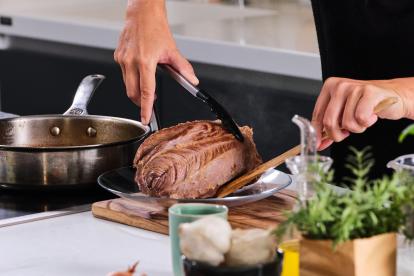 Reposar la carne en un plato para poder recuperar los posibles jugos que suelte durante el reposo