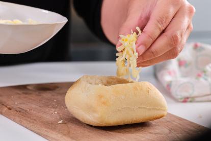 Colocar queso rallado sobre el jamón