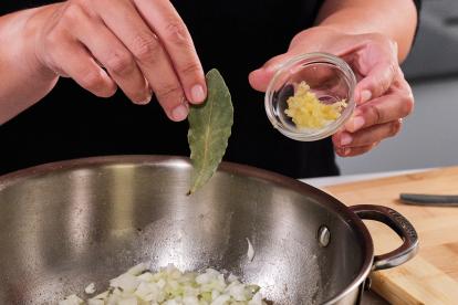 Aromatizar la cebolla con la hoja de laurel y el diente de ajo machacado