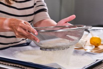Tamizar las harinas sobre una bandeja de horno
