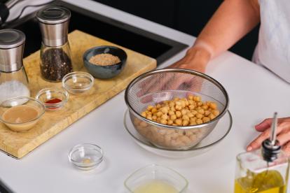Preparar todos los ingredientes del hummus básico: garbanzos cocidos y escurridos, ajo pelado, zumo de limón, las especias, aceite y la pasta tahine