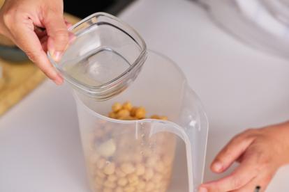 Poner los garbanzos cocidos en un recipiente junto con el ajo y el zumo de limón