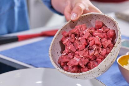 Añadir la carne picada a la sartén