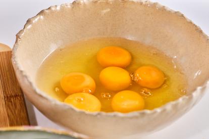 Cascar los huevos para preparar ingredientes
