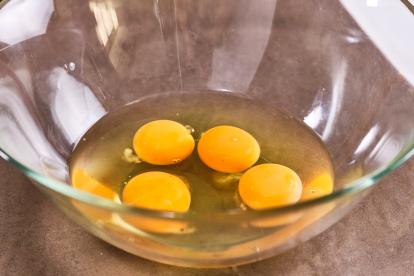 Cascar los huevos en un bol