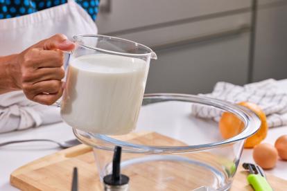 Preparar la leche en un bol