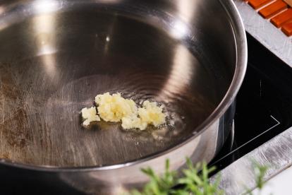 Agregar el ajo a una sartén con un fondito de aceite