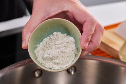Agregar la harina y cocinar un minuto removiendo sin parar