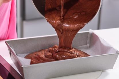 Verter la masa lista en un molde para brownie