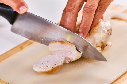 Cortar el pollo en medallones o en la forma deseada
