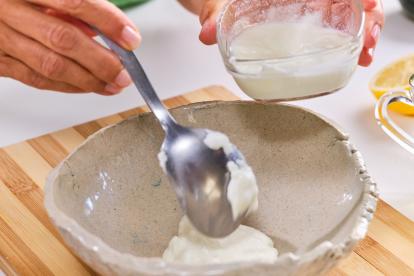 Verter el yogur en un bol