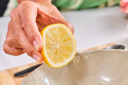 Añadir el zumo de medio limón