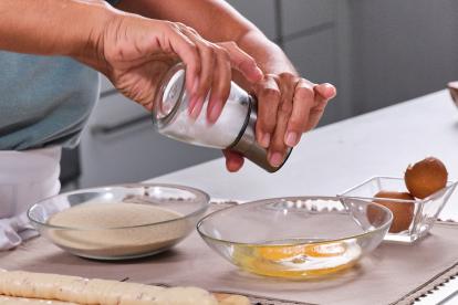 Preparar el rebozado batiendo el huevo con sal, y poniendo el pan rallado