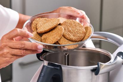 Añadir las galletas al vaso de una batidora