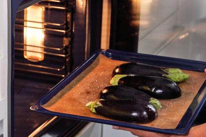 Asar las berenjenas en el horno 30 minutos a 180º