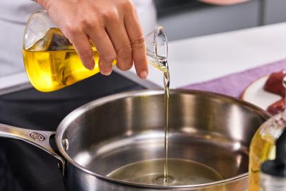 Añadir y calentar aceite en una sartén