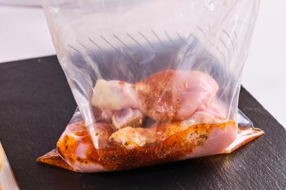 Introducir la marinada en la bolsa con el pollo