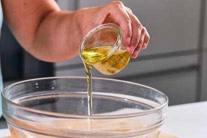Añadir un volumen y cuarto de aceite de oliva
