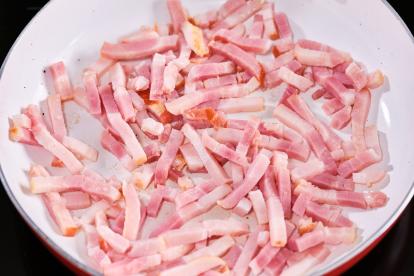 Cocinar el bacon en la misma sartén