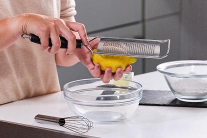 Sacar la ralladura de un limón para preparar el glaseado