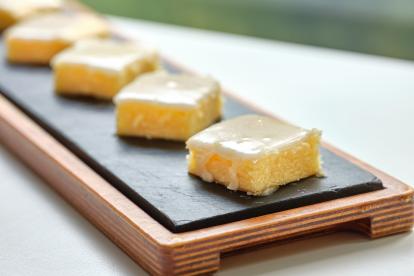 Presentación del pastel glaseado de limón en porciones.