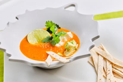 Una sopa de tomate al estilo azteca para romper la rutina
