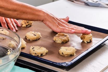 Aplastar las galletas con la mano