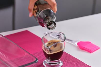 Mezclar el licor de café con el café