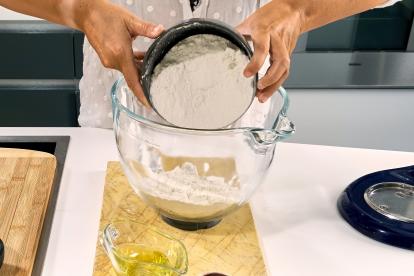 Preparar la harina en el bol de la amasadora