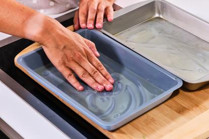 Engrasar bien el molde con aceite y las manos limpias