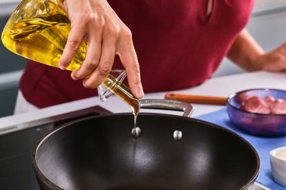 Calentar aceite en una cazuela apta para el horno
