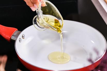 Calentar un poco de aceite en una sartén
