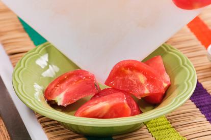 Disponer los tomates en un bol