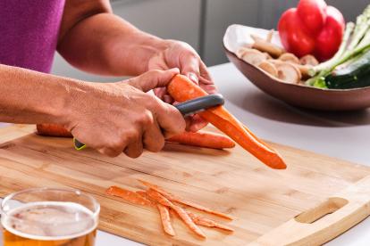 Pelar las zanahorias